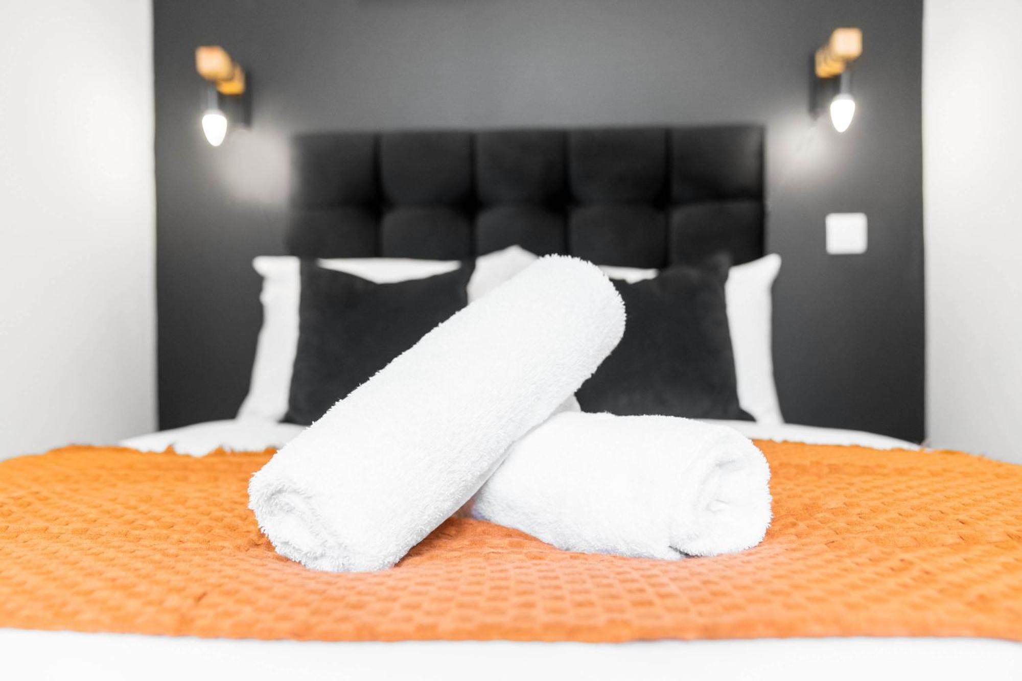 Stylish - Free Wifi & Netflix - On Street Parking - Double Bed - 49ag *