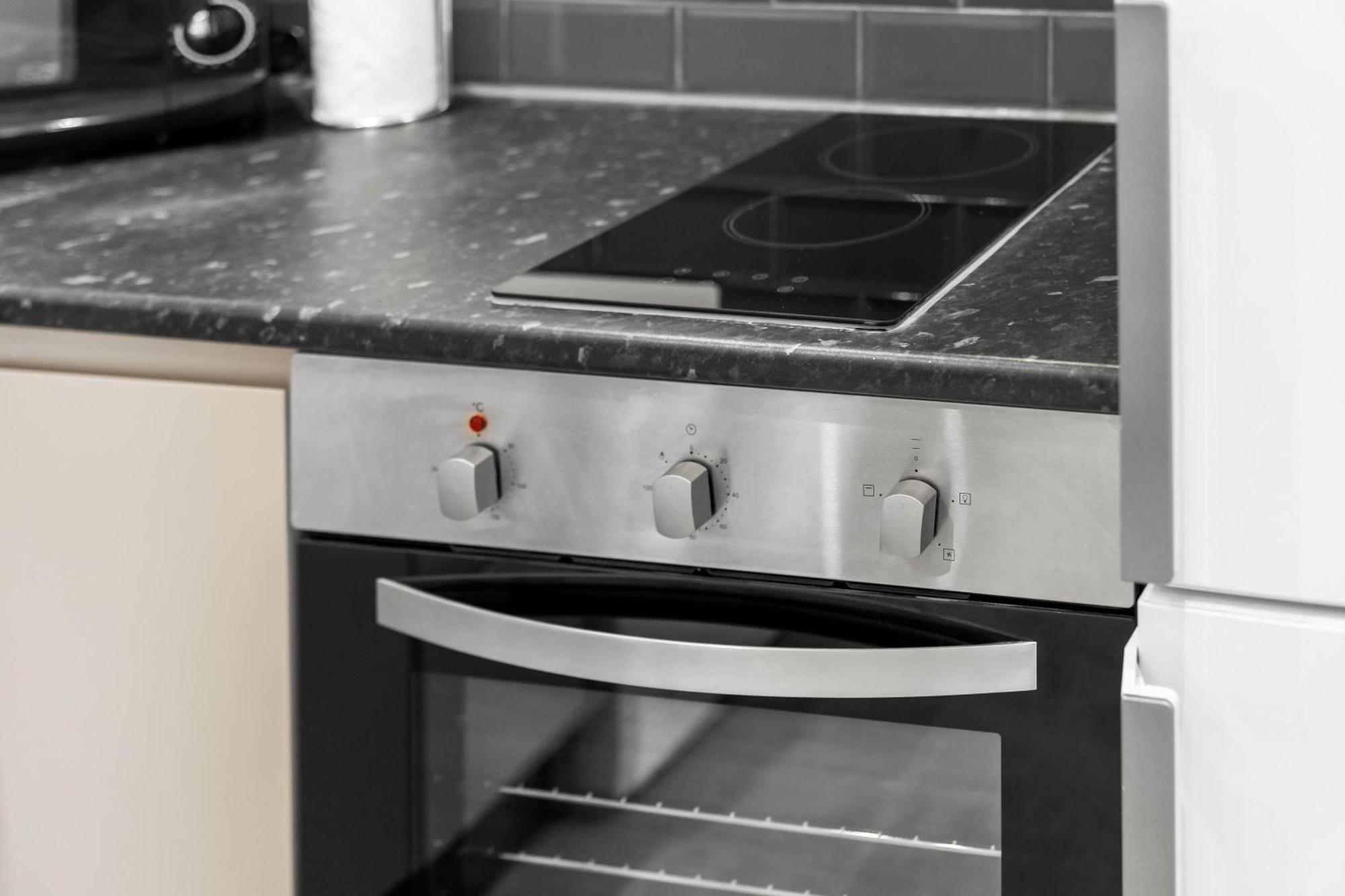 Stylish - Free Wifi & Netflix - On Street Parking - Double Bed - 49ag