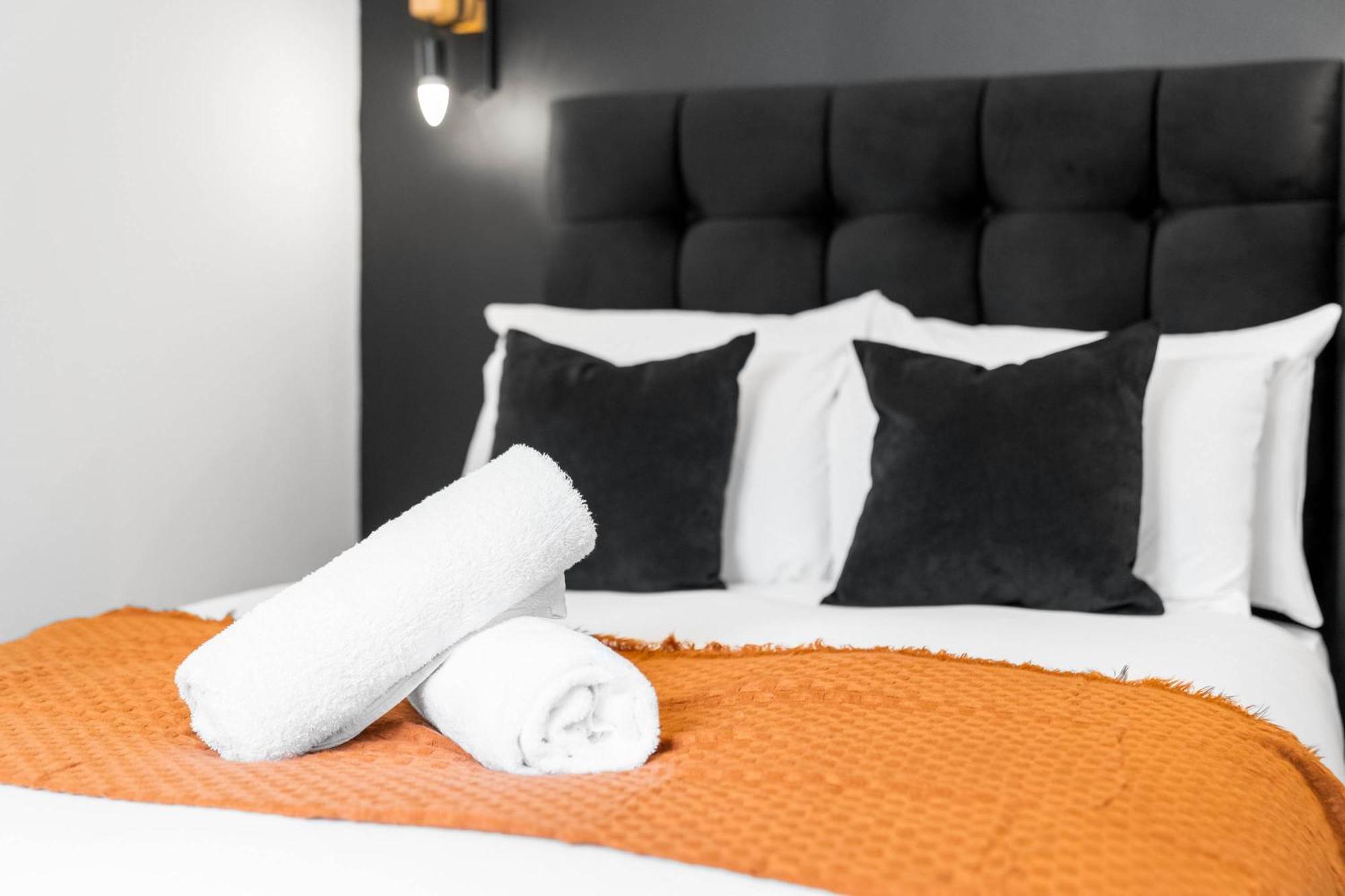 Stylish - Free Wifi & Netflix - On Street Parking - Double Bed - 49ag *