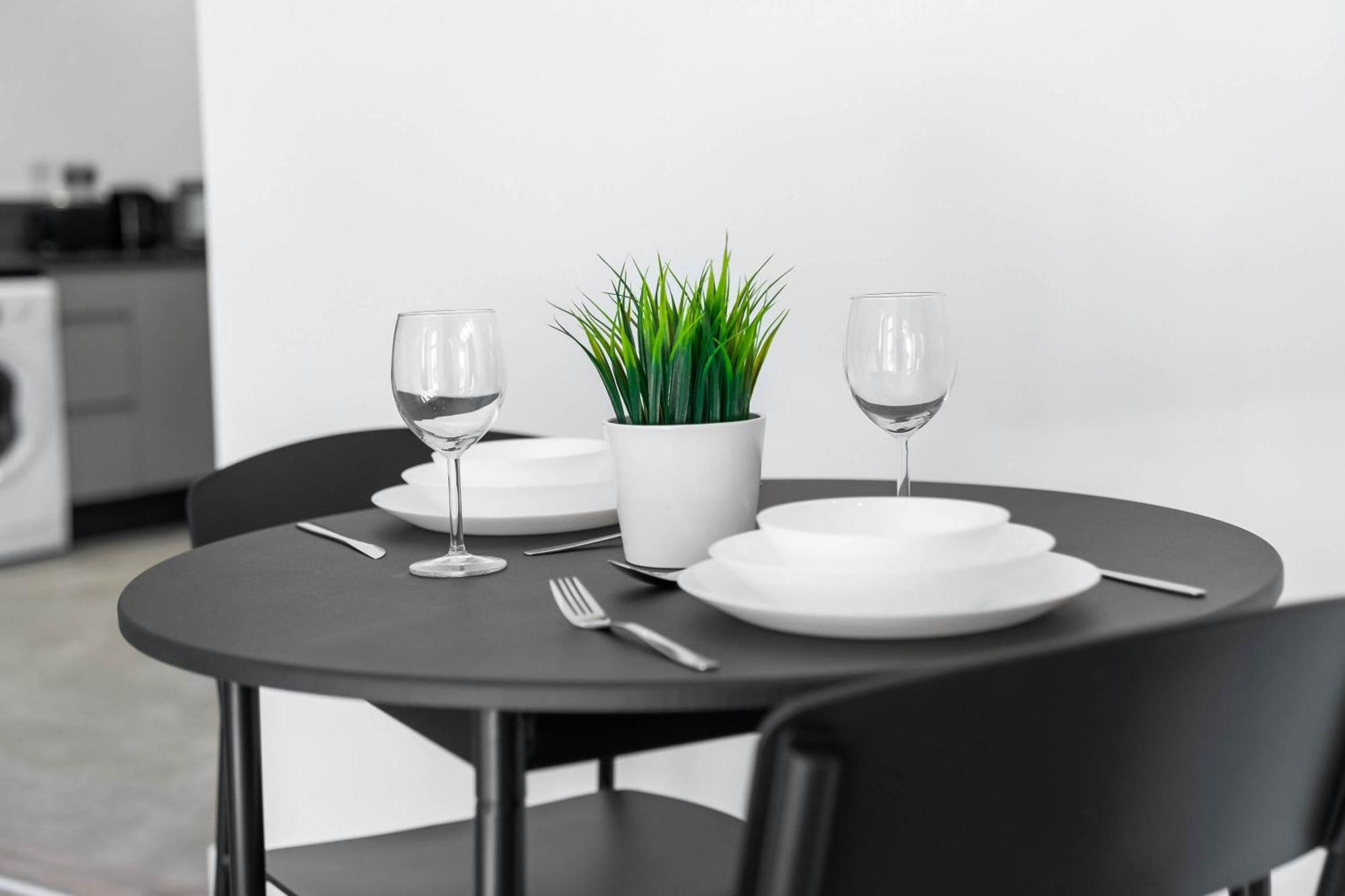 Stylish - Free Wifi & Netflix - On Street Parking - Double Bed - 49ag *