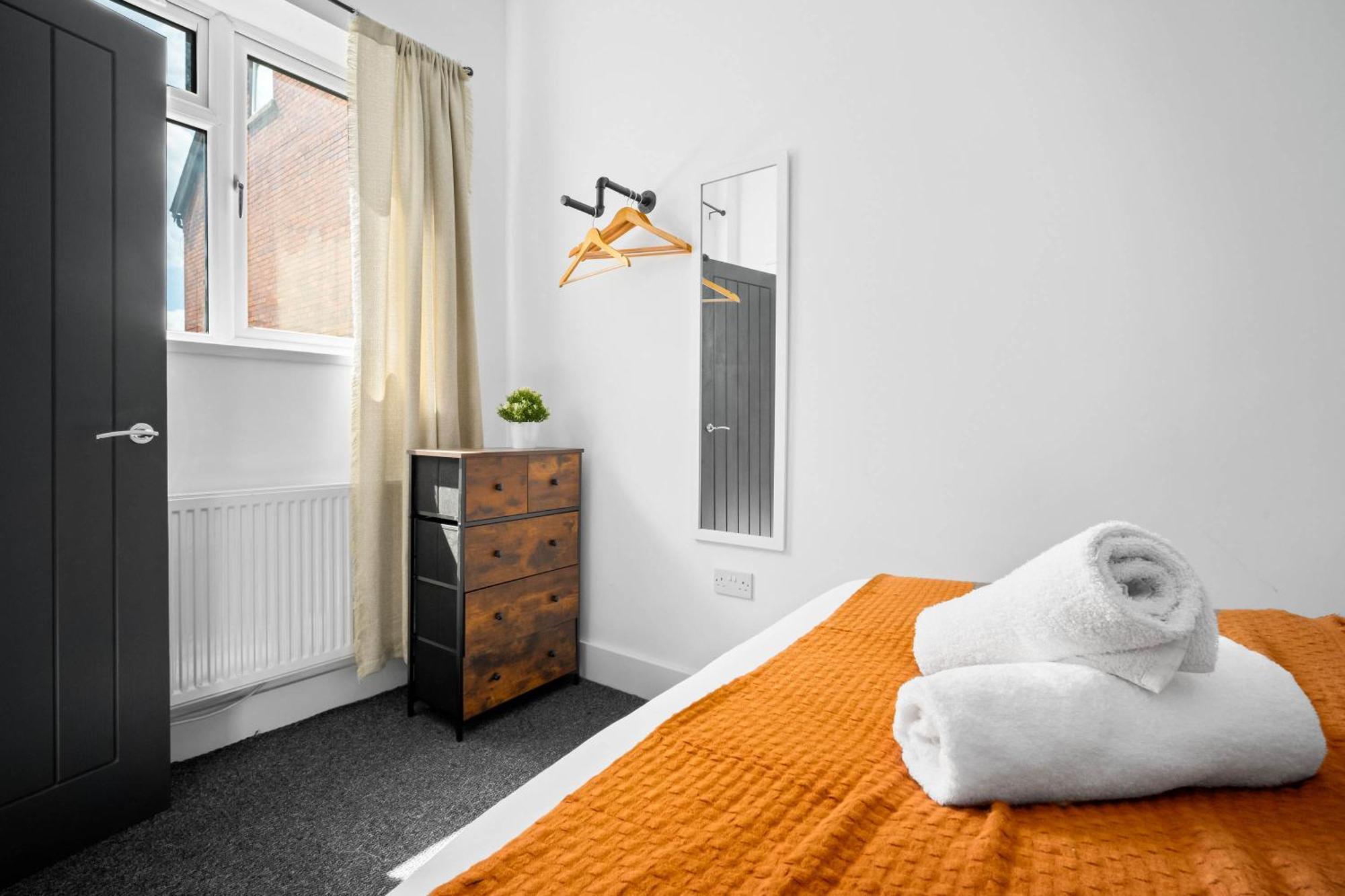 Stylish - Free Wifi & Netflix - On Street Parking - Double Bed - 49ag * Rowley Regis