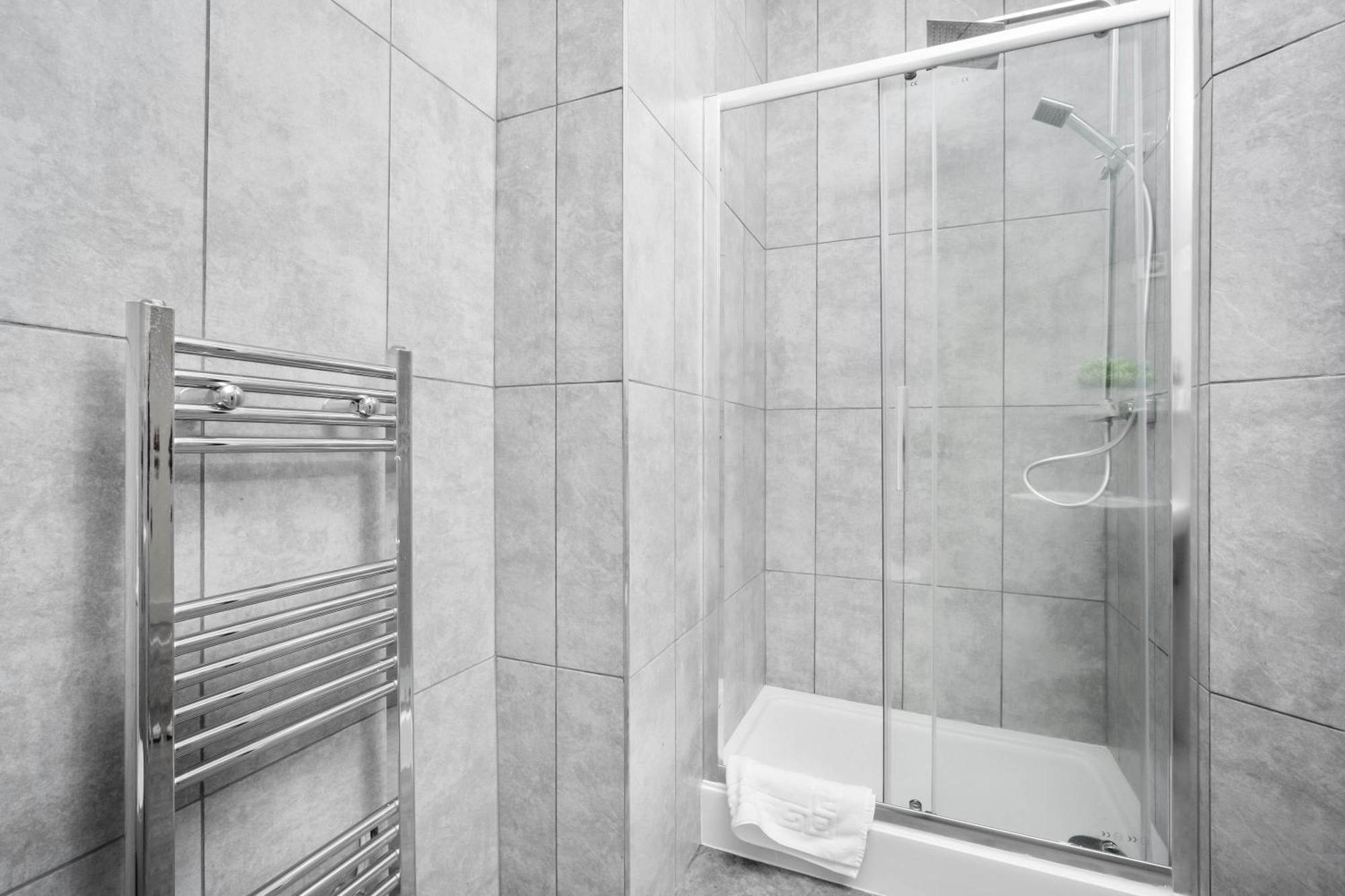 Stylish - Free Wifi & Netflix - On Street Parking - Double Bed - 49ag *